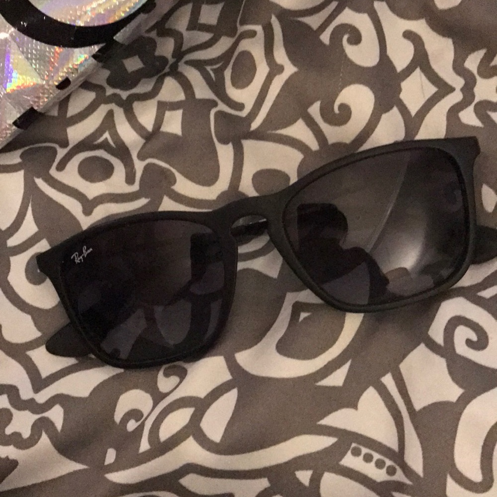 Black lightly worn Ray Bans